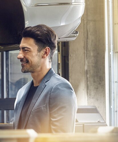 Ein Pappas Mercedes-Benz Servicemitarbeiter im Gespräch mit einem Kunden in der Werkstatt.