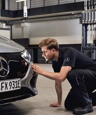 Pappas-Mitarbeiter inspiziert gründlich einen Mercedes-Benz.