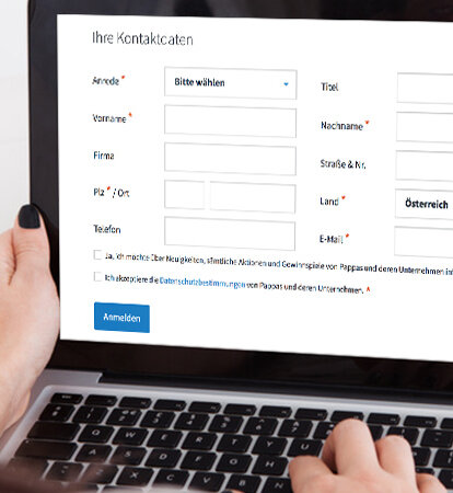 Person füllt ein Kontaktformular auf der Pappas-Website aus.