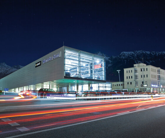 Betriebsgebäude von Pappas in Hall in Tirol beleuchtet bei Nacht.