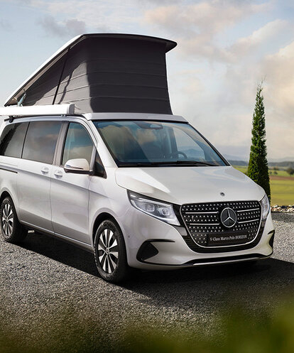 Moderner Mercedes-Benz Van mit Aufstelldach in schöner Landschaft.