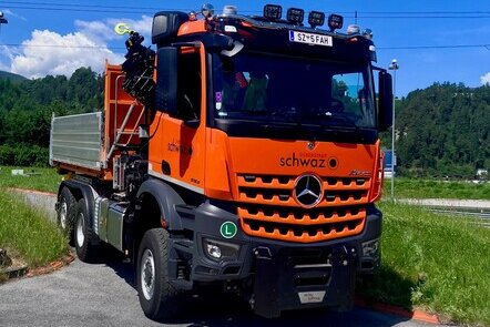 Orangefarbener Mercedes-Benz Arocs der Silberstadt Schwaz mit einem Kipperaufbau.