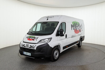 Ein weißer Fiat-Lieferwagen mit der Aufschrift 'Perfetto!' in einem Studio.