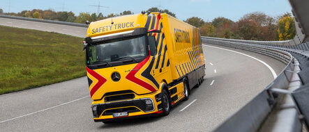 Gelber Mercedes-Benz Safety Truck auf einer Teststrecke.