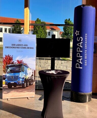 Mercedes Benz und Pappas mit dem DUROX beim Biberfest. Ansicht der Aufsteller vor Ort.