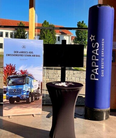Mercedes Benz und Pappas mit dem DUROX beim Biberfest. Ansicht der Aufsteller vor Ort.