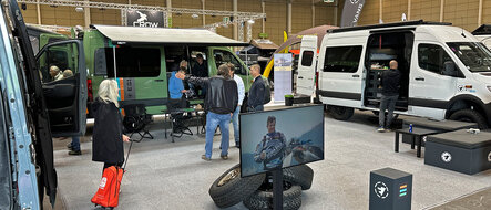 Besucher betrachten Campervans auf dem Caravan Salon in Wels.