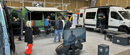 Besucher betrachten Campervans auf dem Caravan Salon in Wels.