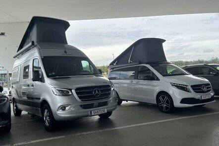 Zwei Mercedes-Benz Marco Polo Fahrzeuge mit aufgekappten Schlafdächern.