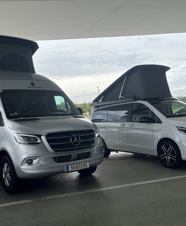 Zwei Mercedes-Benz Marco Polo Fahrzeuge mit aufgekappten Schlafdächern.