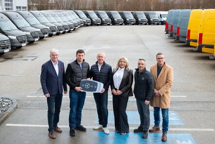 Übergabe von Mercedes-Benz Fahrzeugen an eine Gruppe von Personen.