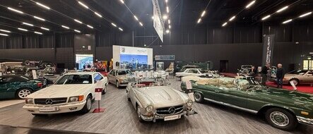 Mercedes-Benz Oldtimer-Ausstellung in einer Halle mit mehreren Modellen, darunter Cabriolets und Coupés.