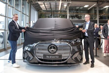 David Nogossek, Geschäftsführer von Mercedes-Benz Österreich, und Günter Graf, Gschäftsführer von Pappas, enthüllen den neuen Mercedes-Benz VLE.
