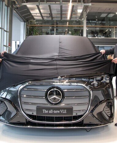 David Nogossek, Geschäftsführer von Mercedes-Benz Österreich, und Günter Graf, Gschäftsführer von Pappas, enthüllen den neuen Mercedes-Benz VLE.