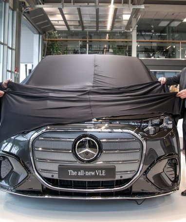 David Nogossek, Geschäftsführer von Mercedes-Benz Österreich, und Günter Graf, Gschäftsführer von Pappas, enthüllen den neuen Mercedes-Benz VLE.
