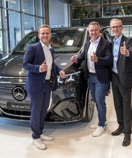 Drei Männer stehen vor dem neuen Mercedes-Benz VLE und zeigen Daumen hoch.
