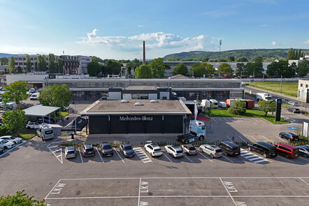 Das Betriebsgebäude von Pappas Wien Nord mit geparkten Fahrzeugen, aufgenommen aus der Vogelperspektive.