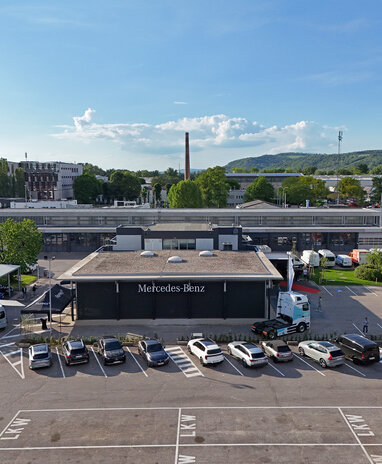 Das Betriebsgebäude von Pappas Wien Nord mit geparkten Fahrzeugen, aufgenommen aus der Vogelperspektive.