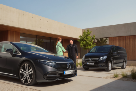 Ein Kunde begrüßt einen Mitarbeiter von Mercedes-Benz vor einem Gebäude. Ein Mercedes-Benz EQ Auto und ein Lieferwagen sind zu sehen.