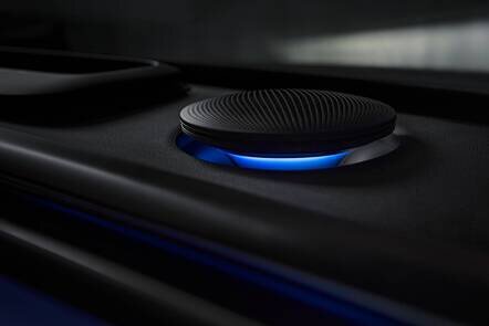 Lautsprecher eines Sennheiser Surround Sound Systems mit blauer Beleuchtung im Fahrzeug.