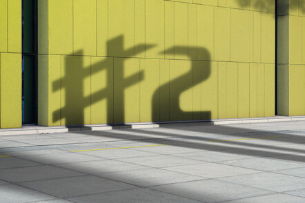 Schatten von #2 an eine grüne Wand geworfen.
