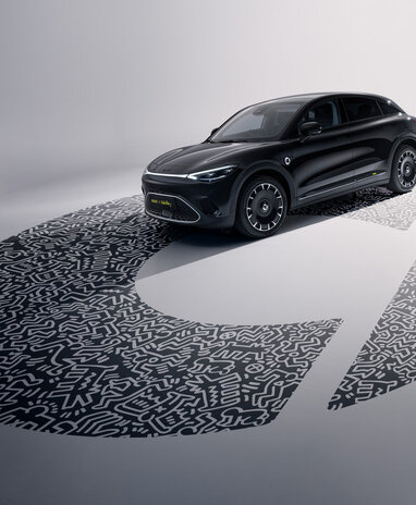 Der smart #3 Keith Haring Edition steht auf kunstvollem Bodenmuster.