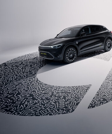 Der smart #3 Keith Haring Edition steht auf kunstvollem Bodenmuster.