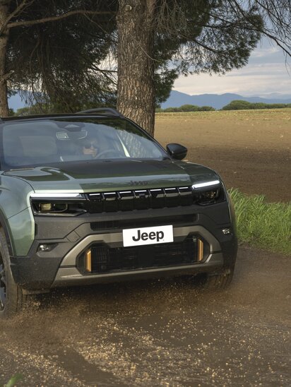 Ein Jeep Avenger 85th Anniversary fährt über einen staubigen Weg.