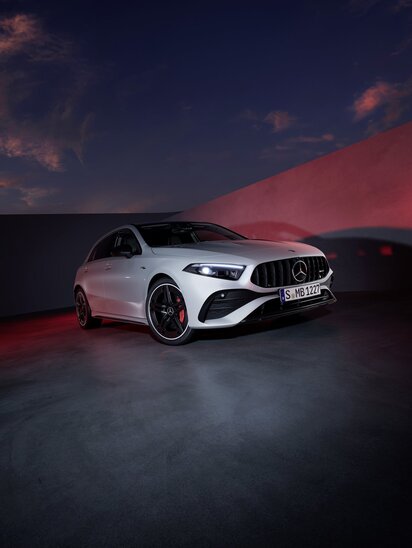 Weißer Mercedes-Benz AMG A-Klasse bei Nacht mit rotem Licht. | © Mercedes-Benz AG
