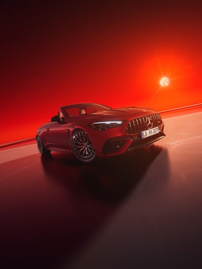 Ein rotes Mercedes-AMG CLE Cabrio mit geöffnetem Dach vor einem intensiven roten Hintergrund mit Sonnenstrahlen. | © Mercedes-Benz Group AG