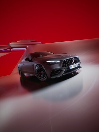 Ein Mercedes-AMG CLE Coupé auf einer futuristischen rot beleuchteten Straße. | © Mercedes-Benz Group AG