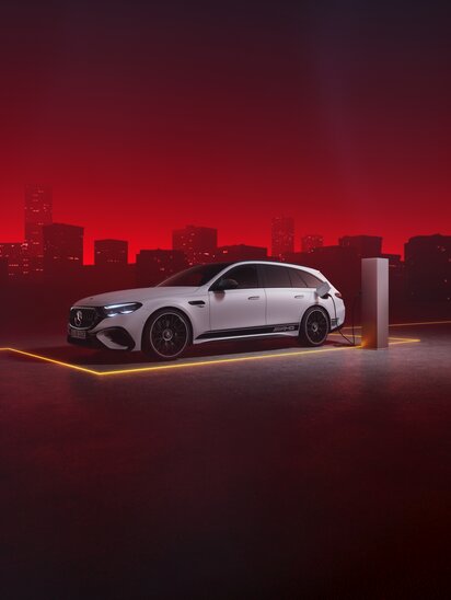 Das Mercedes-AMG E-Klasse T-Modell lädt in einer nächtlichen Stadtumgebung auf. | © Mercedes-Benz Group AG
