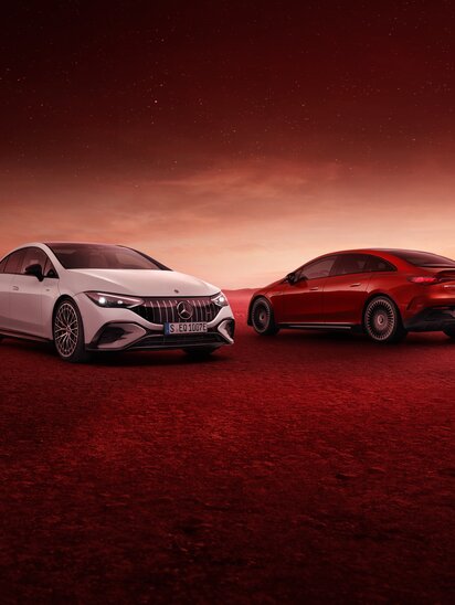 Zwei Mercedes-AMG EQE Limousinen in einer roten Wüstenumgebung. | © Mercedes-Benz AG