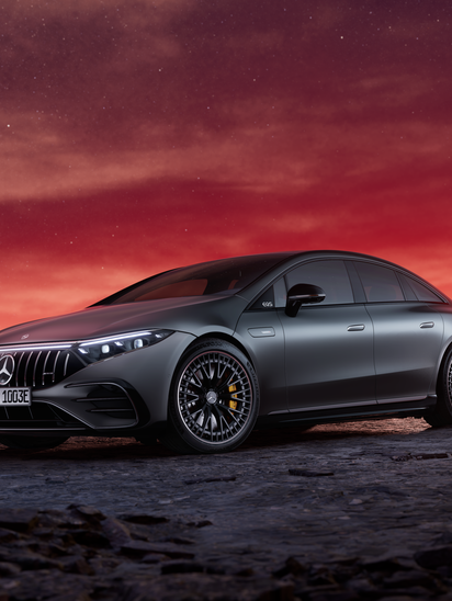 Mercedes-AMG EQS Limousine steht auf felsigem Boden bei rotem Himmel. | © Mercedes-Benz AG