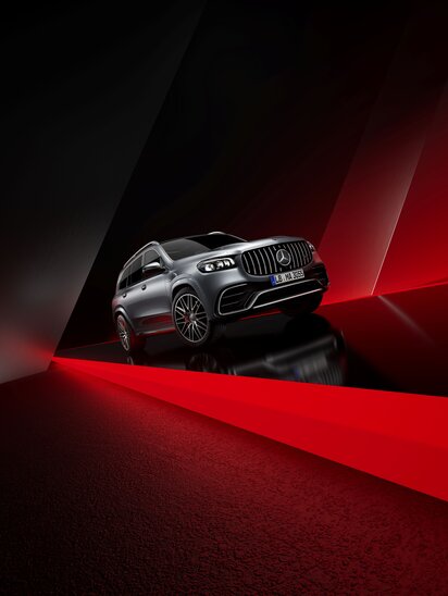 Grauer Mercedes-AMG GLS von vorne auf rotem Hintergrund. | © Mercedes-Benz AG