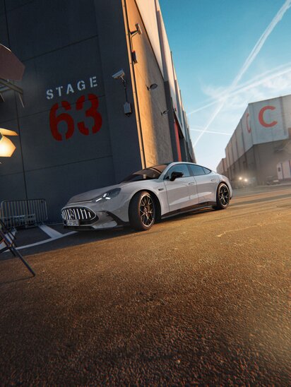 Ein Mercedes-AMG GT 4-Türer parkt vor Stage 63 mit Scheinwerfern im Hintergrund. | © Mercedes-Benz AG
