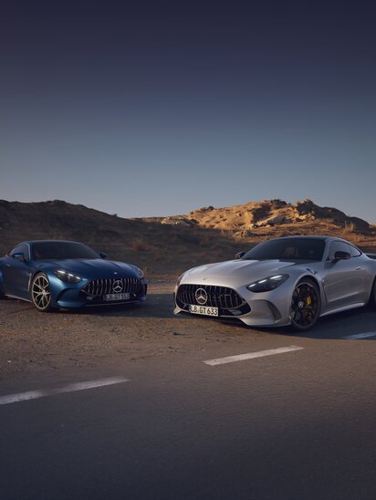 Zwei Mercedes-AMG GT-Modelle stehen auf einer Straße in der Wüste. | © Mercedes-Benz AG