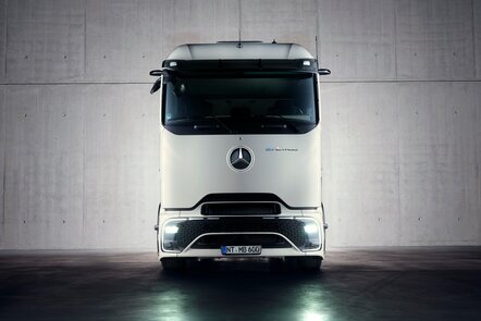 Frontale Ansicht eines Mercedes-Benz eActros Lowliner vor einer grauen Wand.