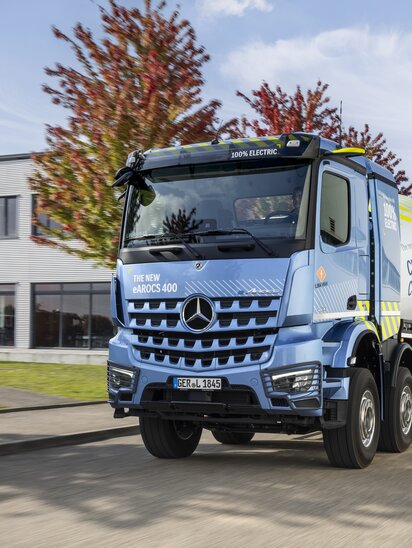 Elektrischer Mercedes-Benz eArocs 400 Lkw auf einer Straße. | © Mercedes-Benz AG