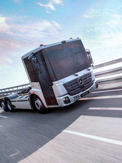 Ein Mercedes-Benz eEconic Lastwagen fährt auf einer Autobahn bei Tageslicht. | © Daimler Truck AG
