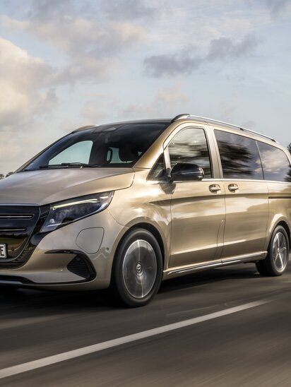 Elektrische Mercedes-Benz EQV van fährt auf einer kurvenreichen Landstraße. | © Mercedes-Benz AG