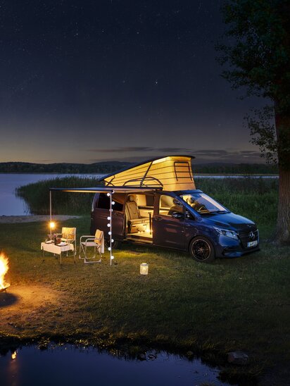 Camping am See mit Lagerfeuer und dem Mercedes-Benz Marco Polo. | © Mercedes-Benz AG
