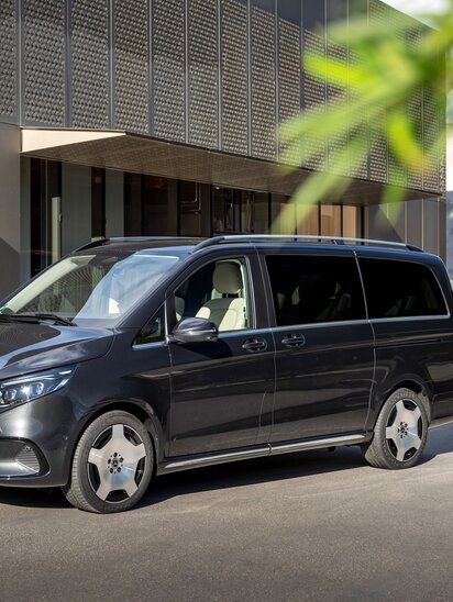 Schwarze Mercedes-Benz V-Klasse parkt vor modernem Gebäude. | © Mercedes-Benz AG