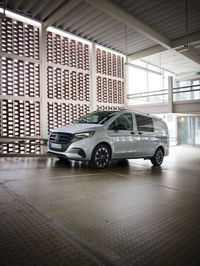 Silberner Mercedes-Benz Vito BusinessVan in einer modernen Garage mit gemusterten Wänden fotografiert. | © Mercedes-Benz AG