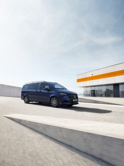 Mercedes-Benz Vito Tourer in einer modernen urbanen Umgebung vor einem Gebäude mit orangefarbenem Streifen. | © Mercedes-Benz AG