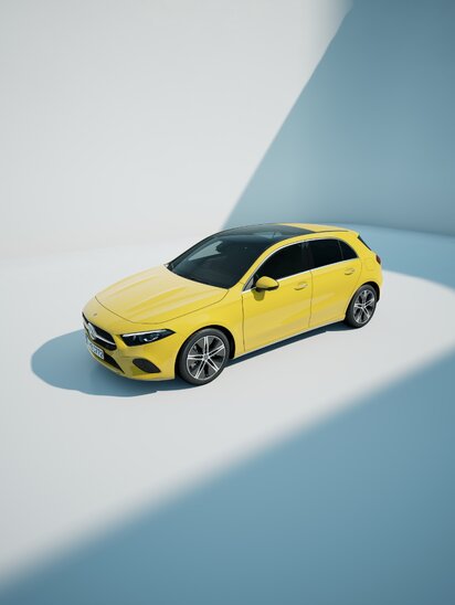 Gelbe Mercedes-Benz A-Klasse in einem minimalistischen Raum fotografiert. | © Mercedes-Benz AG