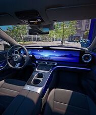 Digitales Cockpit der Mercedes-Benz C-Klasse Limousine mit großem Touchscreen und modernen Bedienelementen. | © Mercedes-Benz AG