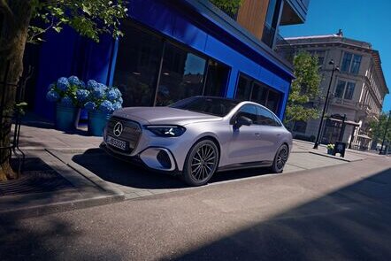 Mercedes-Benz Auto parkt auf einer städtischen Straße vor einem blauen Gebäude, umgeben von Pflanzen. | © Mercedes-Benz AG