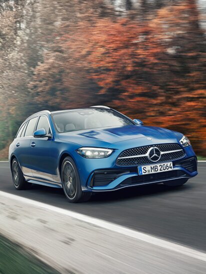 Ein blaues Mercedes-Benz C-Klasse T-Modell fährt auf einer Straße.