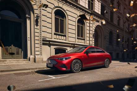 Der neue CLA in rot auf der Straße vor einem Gebäude.
 | © Mercedes-Benz